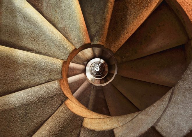 粗獷主義居家設計深度解析：從裸露混凝土的溫暖轉化、鋼鐵木材的共融，到侘寂美學的共鳴，拆解原始材質如何成為空間的靈魂