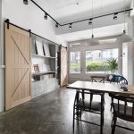 運用原木滑門與精緻牆面裝飾的法式工業風餐廳，展現出剛硬鐵件元素與古典優雅線條相互碰撞後的迷人居家敘事。